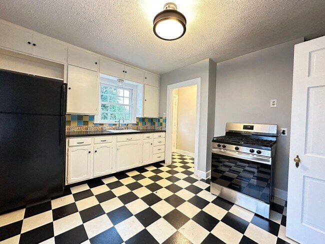 Building Photo - Charming 2-Bedroom Cottage-Style Home!