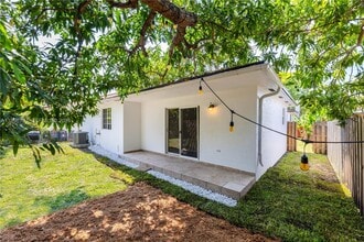 Building Photo - 3027 SW 24th St