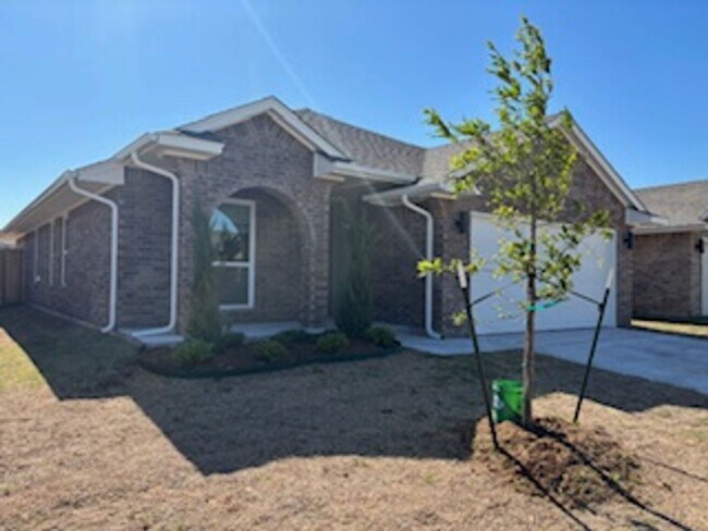 Building Photo - New Home! 1st month free!