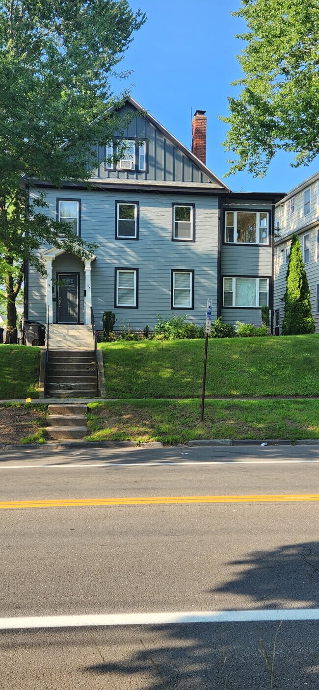 Building Photo - 425 Fountain St