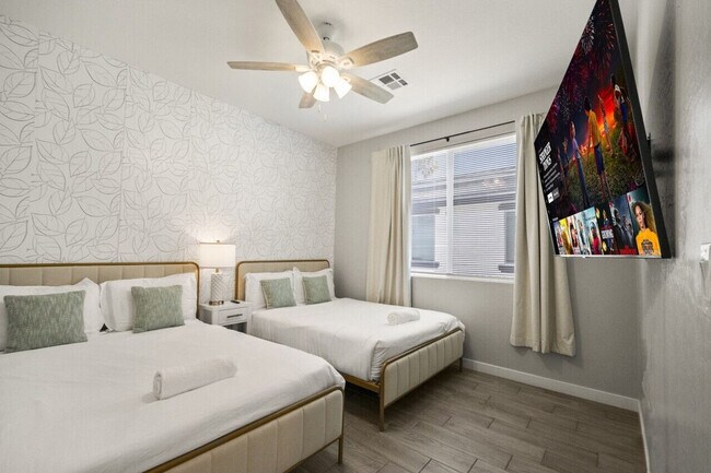 Building Photo - 6612 W Paradise Ln