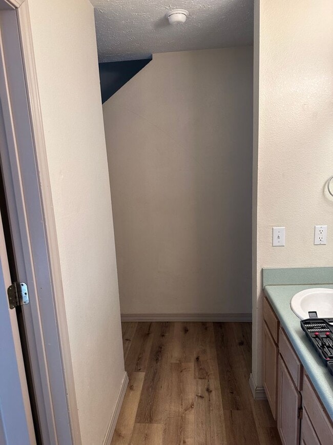 Building Photo - New laminate floors