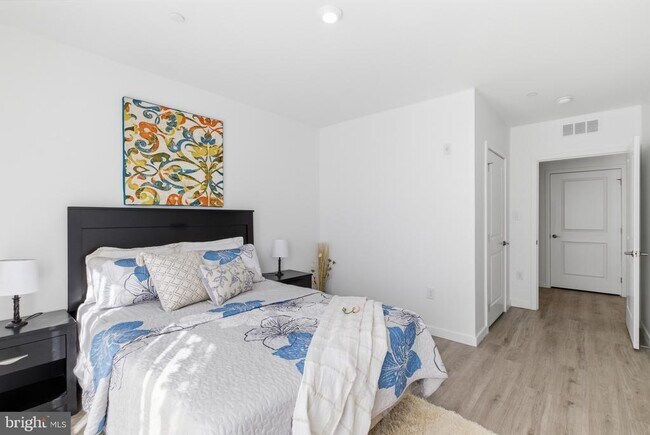 Building Photo - 915 N Broad St