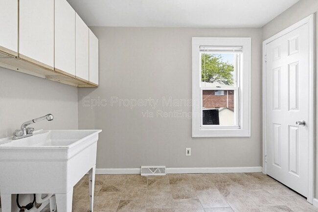 Building Photo - 3117 Coucy Ave