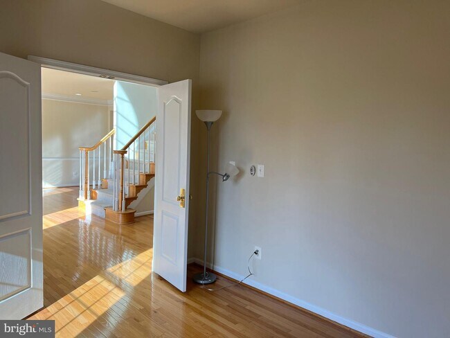 Building Photo - 43554 Freeport Pl