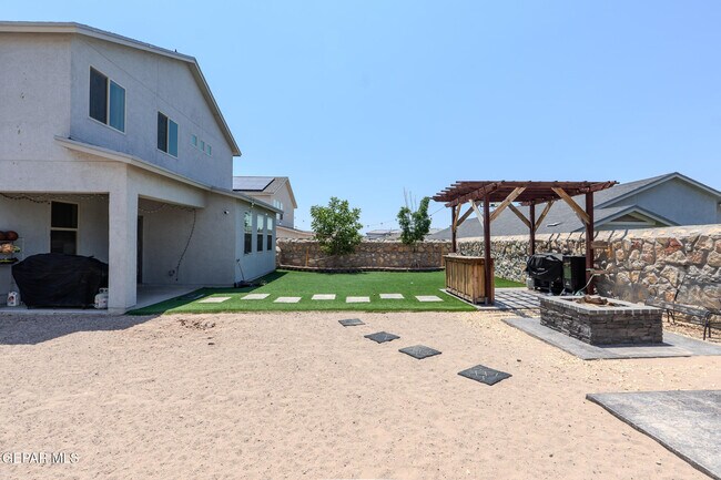 Building Photo - 305 Del Palmar
