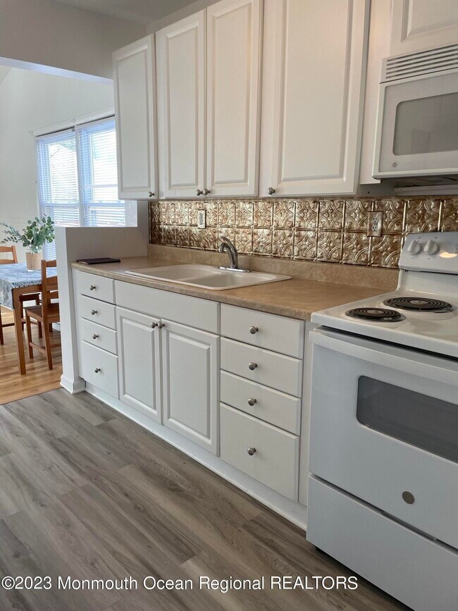 Building Photo - 237 Seabreeze Ave