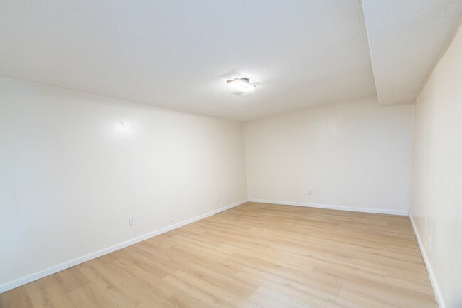 Building Photo - 307 McMaster Pl