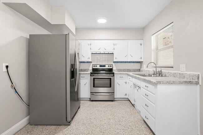 Building Photo - 613 Edgecliff Dr