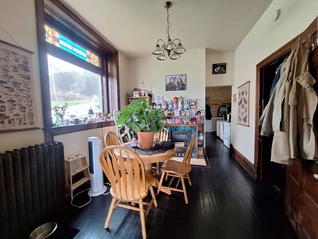 Building Photo - Large 3 Bedroom Open August