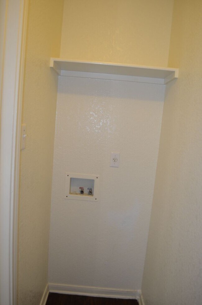 Building Photo - 2208 Wildewood Dr