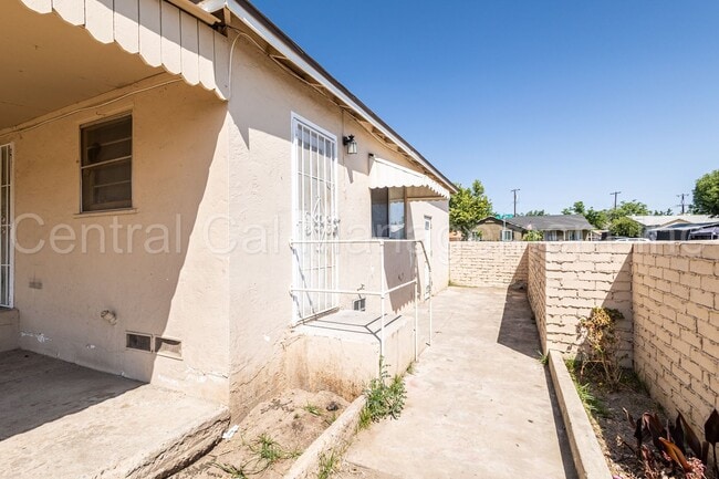 Building Photo - 3 Bedroom/2 Bath Home - $1695 per Month!