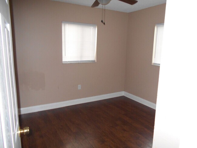 Building Photo - Three bedroom two bath - North Lakeland