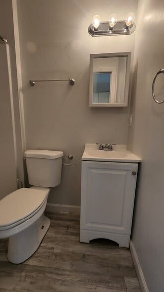 Building Photo - 127 Cosey Beach Ave