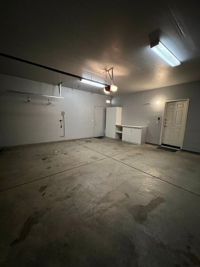 Building Photo - Tracy: $2839 3 bedroom 2 bath single story...