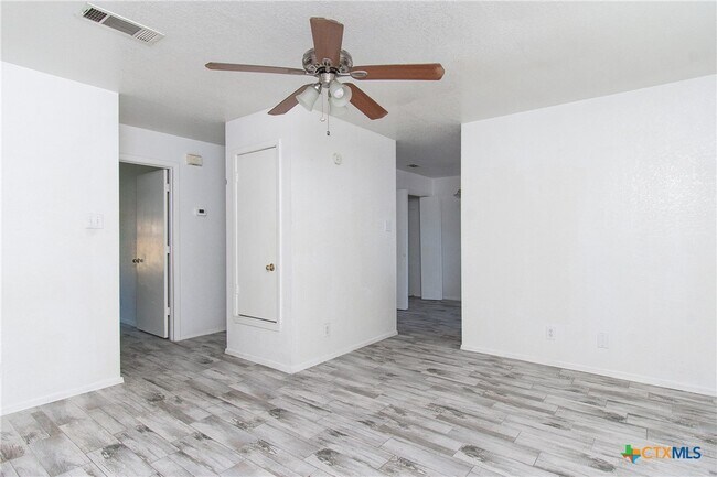 Building Photo - 2018 Cedarhill Dr