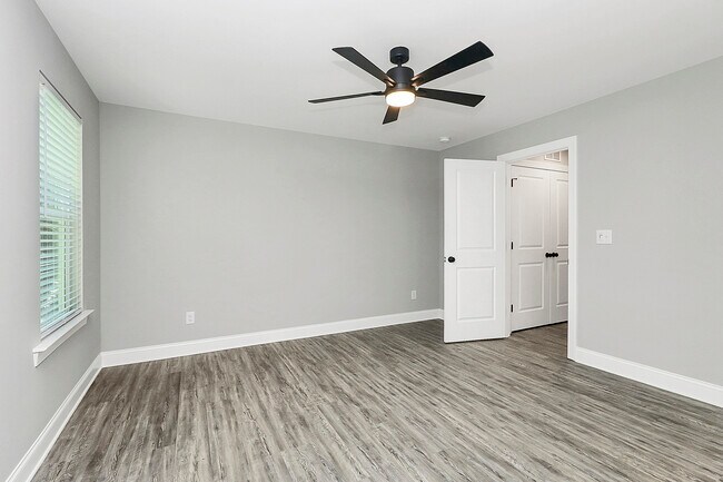 Building Photo - 911 Yellowstone Dr