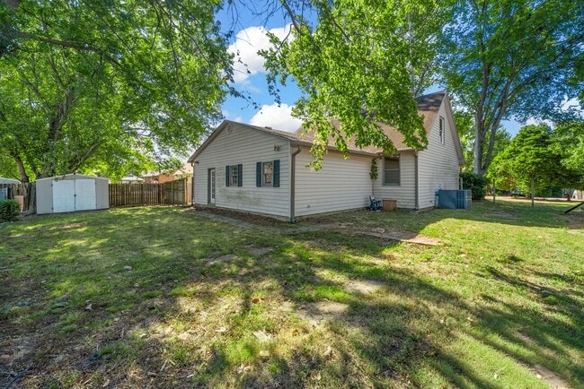 Building Photo - 4 Bedroom Pet Friendly Home For Rent!