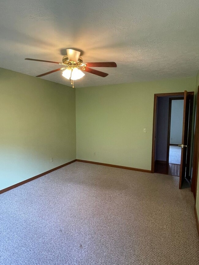 Building Photo - Three-Bedroom Two Bath Townhome in Charleston Cross Lanes Area