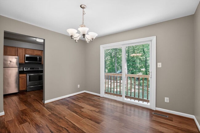 Building Photo - 46483 Rosewood Dr