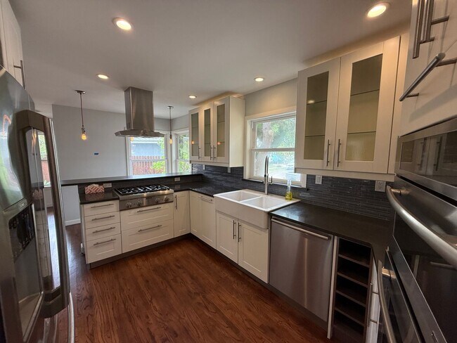 Building Photo - Stunning 4 Bed / 3 Bath Pacific Beach Home...