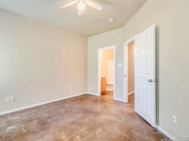 Building Photo - 5723 Golf Heights