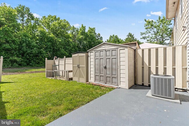 Building Photo - 121 Carnival Dr