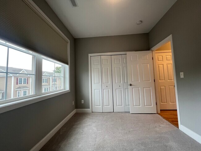 Building Photo - 39 Eden Ave