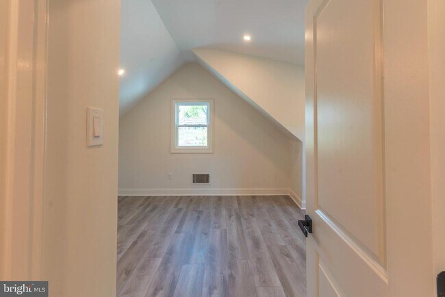 Building Photo - 248 Penncrest Dr