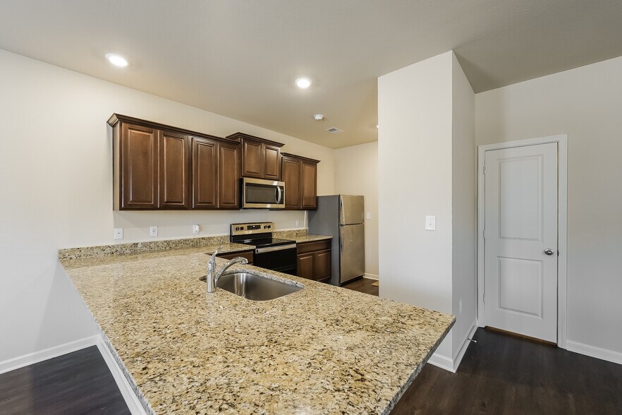 Building Photo - 504 Clover Cir