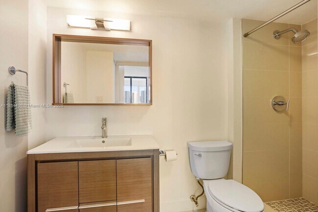 Building Photo - 3701 N Country Club Dr