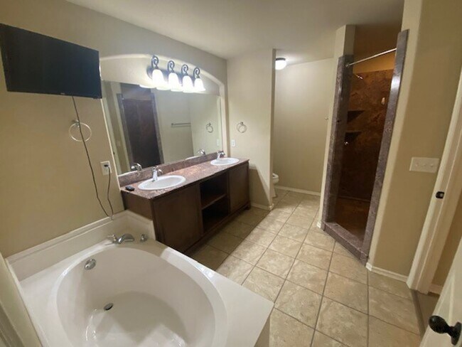 Building Photo - Spacious 4 Bed | 2 Bath | Large backyard | Bixby