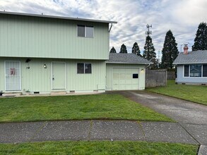 Building Photo - Updated 2 bedroom 1 1/2 bath duplex in Springfield!