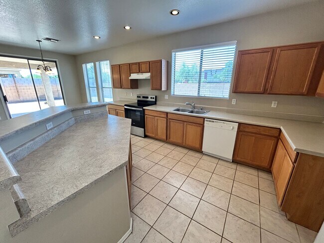 Building Photo - Spacious single story Peoria stunner w/New...