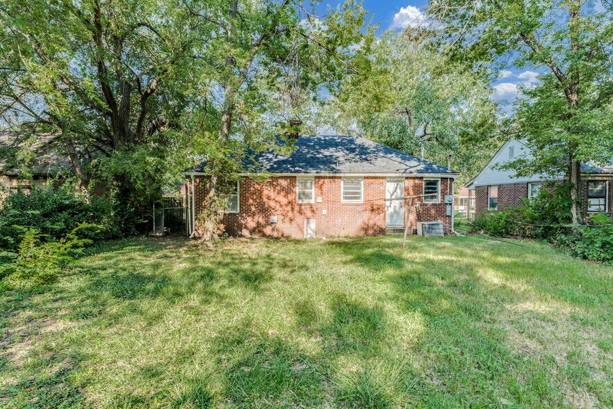 Building Photo - 1018 N Volutsia Ave