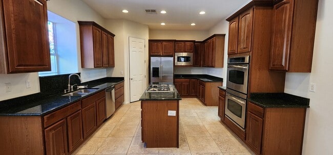 Building Photo - Spacious 5-Bedroom Home in Gated Las Vegas...