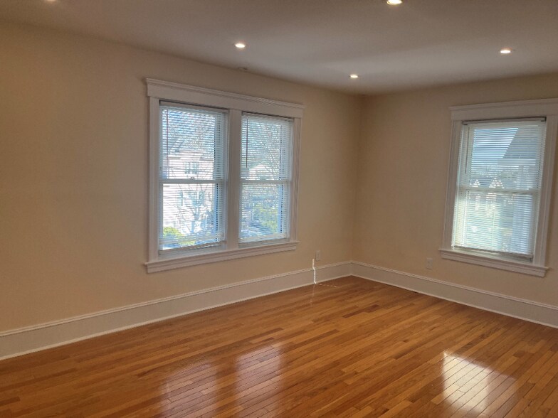 Building Photo - 8 Bayview Ave