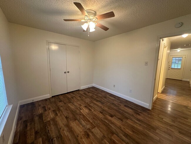 Building Photo - 5415-5415 Brookhollow Dr