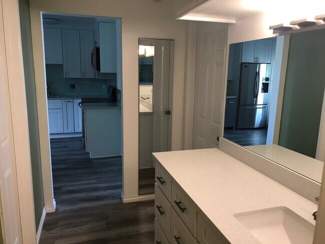 Building Photo - 5051 La Jolla Blvd
