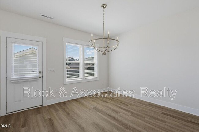 Building Photo - 682 Vine Pkwy
