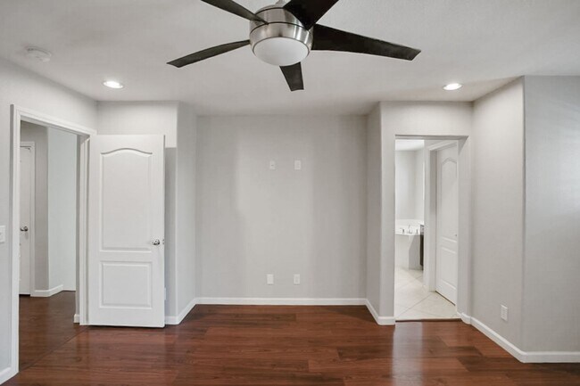 Building Photo - 4 Bedroom, 3 Den West Side Home