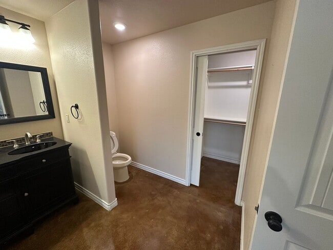 Building Photo - AVAILABLE NOW!!