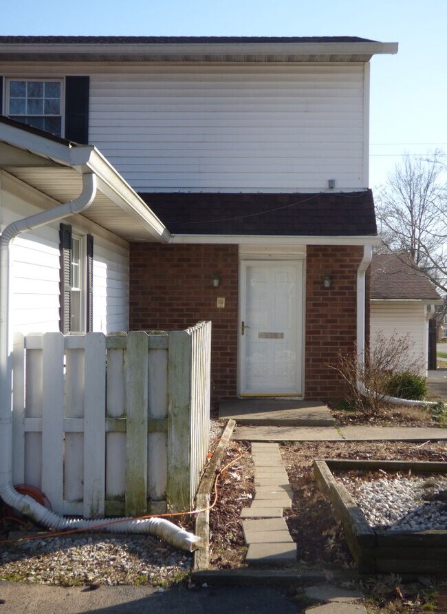 Building Photo - COMING SOON! Beautiful All Electric Townhome! Converted Garage, W/D, Small Pets Ok!