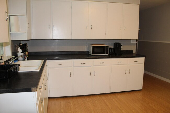 Building Photo - 12 Brooks Ave