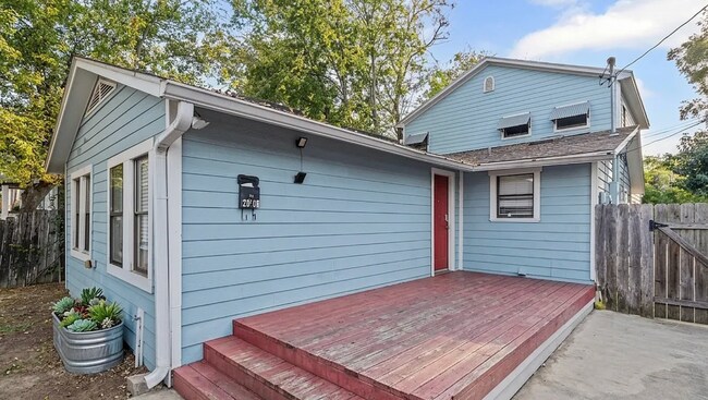 Building Photo - 7 bedroom home 2 min walk from Campus