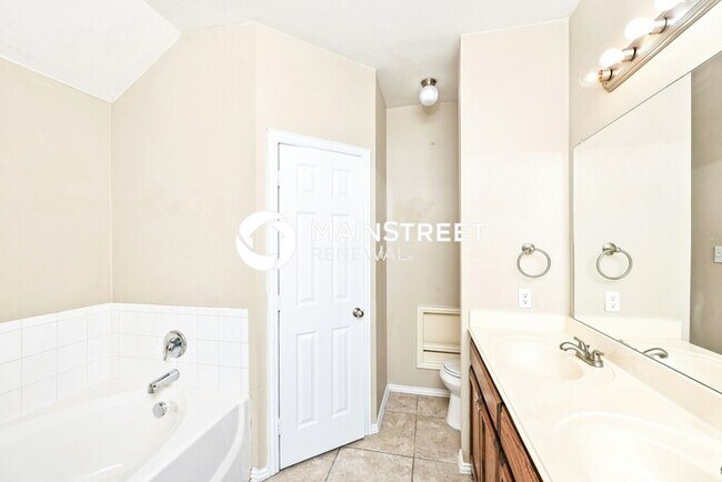 Building Photo - 4 Bedroom Pet-Friendly Home in Dallas, TX with Main Street Renewal