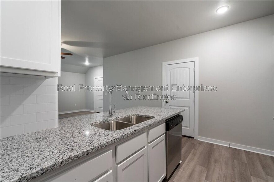 Building Photo - 1308 E Cavanaugh St