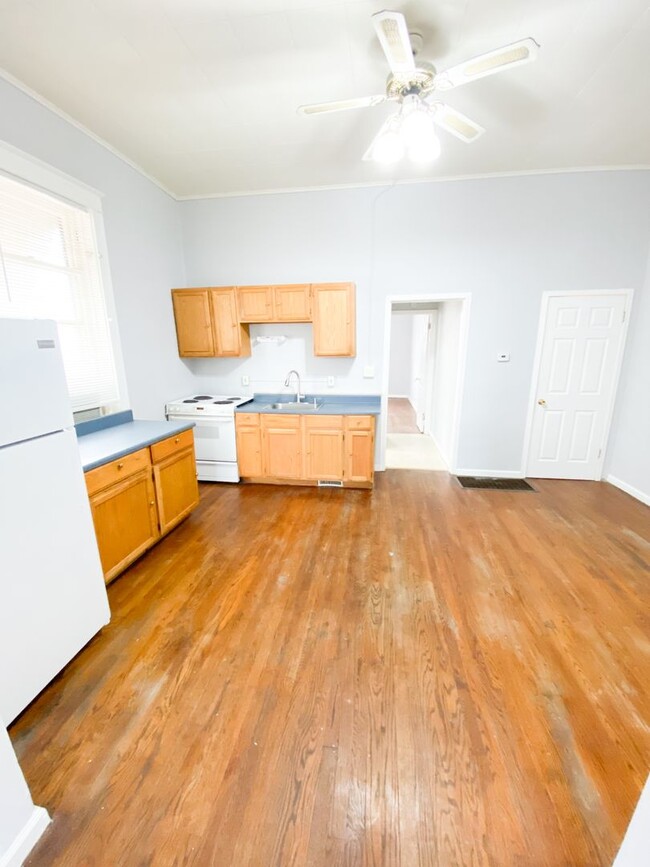 Building Photo - 1 Bed/1 Bath! Hardwood floors! Gas included! Ask about our move-in special!