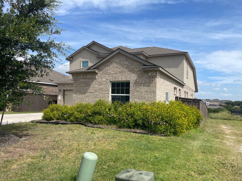 Building Photo - Room in House on Bluewood Bend