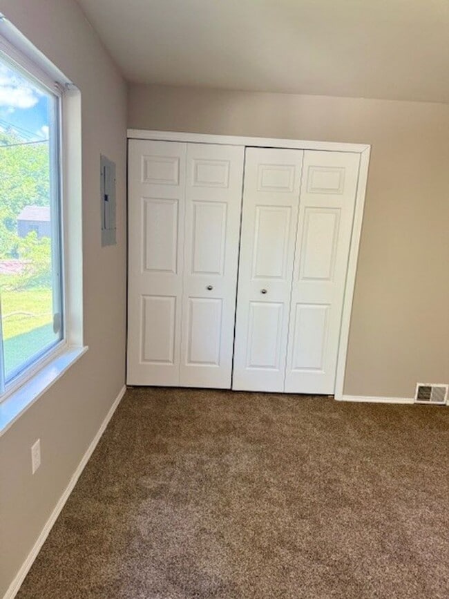 Building Photo - NEW RENTAL! Available Now